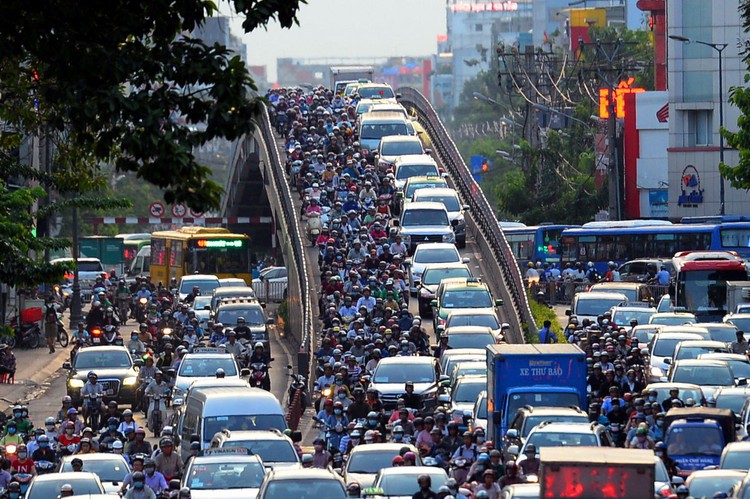 Streets surrounding Tan Son Nhat Airport choked with congestion as holiday starts