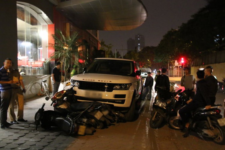 Hanoi man held for causing traffic chaos with allegedly stolen Ranger Rover