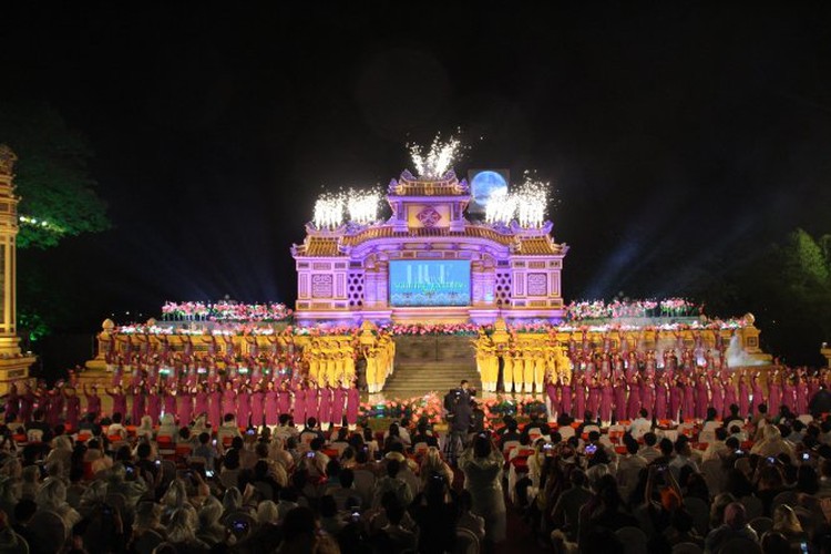 Fest-goers defy rain to show love to Vietnamese traditional crafts