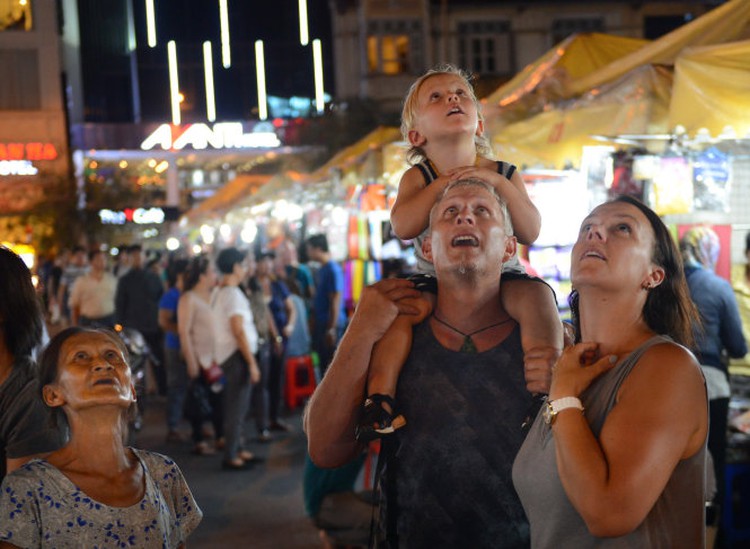 Authorities discuss plan to make Saigon a city that never sleeps