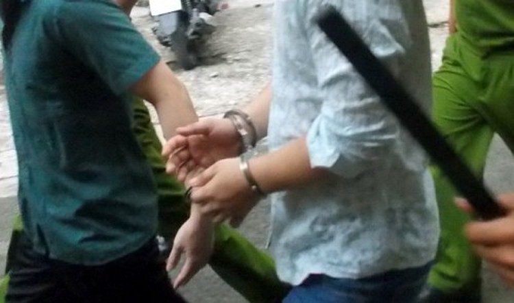Villagers hold police officers captive outside Hanoi