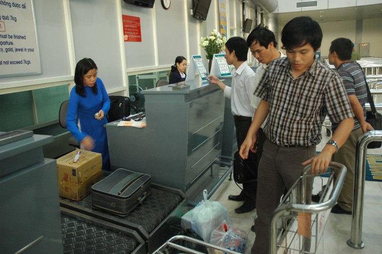 Chinese tourists refuse to fly home over alleged extortion at Vietnam airport