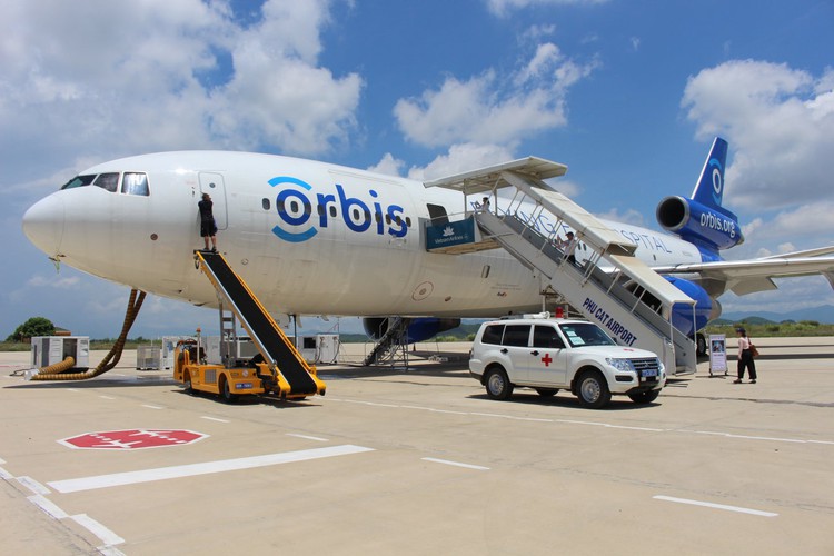 Flying Eye Hospital begins training program in central Vietnam