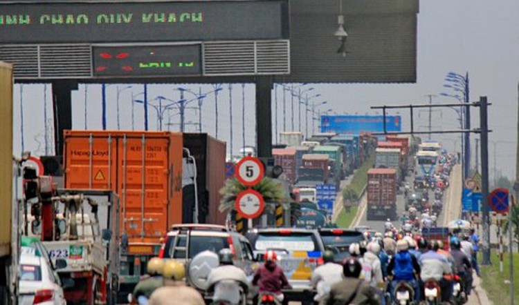 Drivers bemoan confusing toll booth rules in Ho Chi Minh City