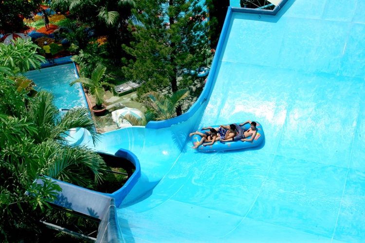 Saigon water park banned from holding events after provocative dance show