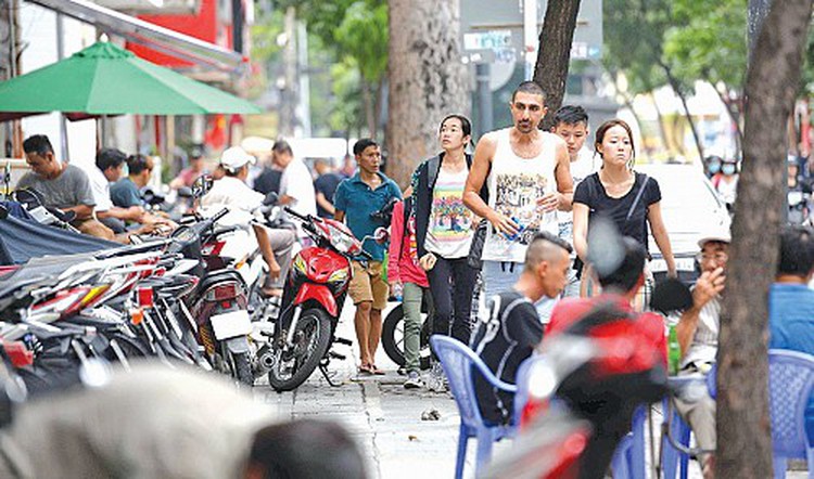 Doan Ngoc Hai barred from leading campaign; disorder returns to Saigon sidewalks