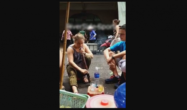 Foreign woman knocked out by Vietnamese wild tobacco