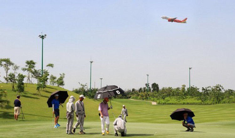 Inside the golf course hindering overloaded Tan Son Nhat airport’s expansion