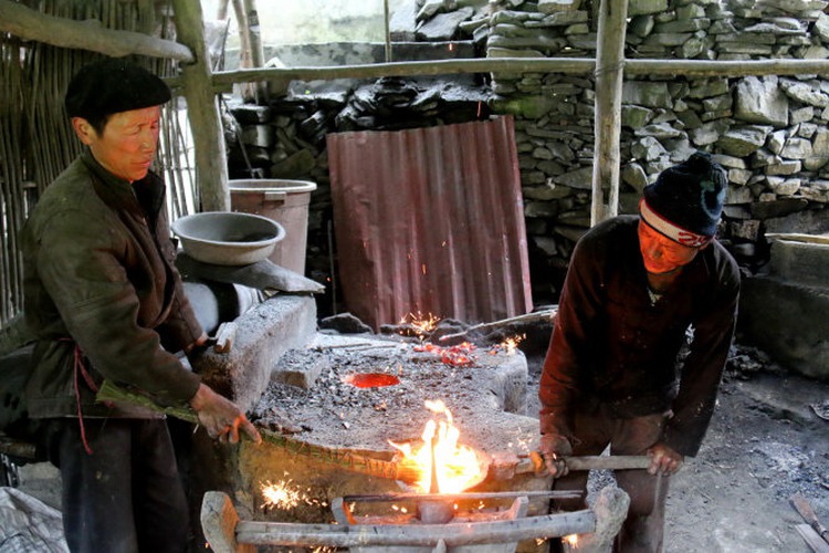 Alpine ethnic people in Vietnam – P4: Unique metalwork