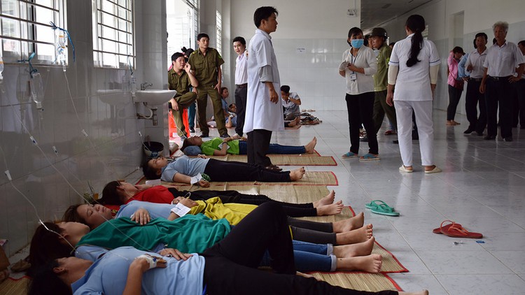 Hundreds of workers of Korean firm hospitalized again for food poisoning in Vietnam
