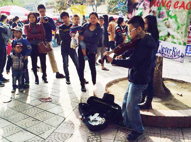 Hanoi mom apologizes for insulting officials for stopping son’s street performance