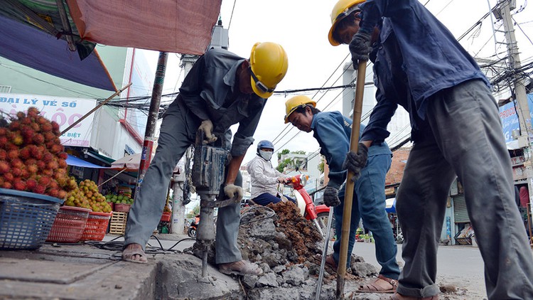 Smell-proof sewer openings installed in Ho Chi Minh City