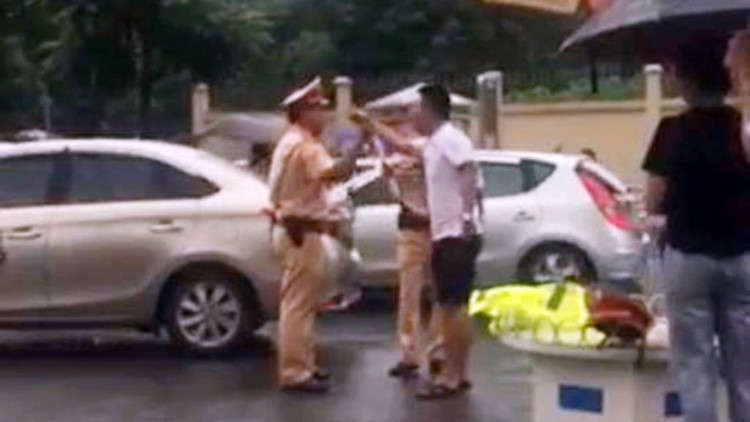 Hanoi man arrested for attacking traffic police with golf club