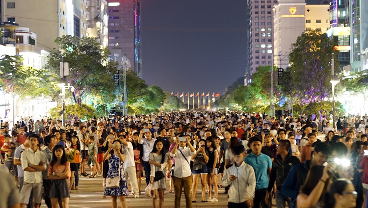 ​Vietnam celebrates ASEAN’s 50th anniversary with light displays in big cities