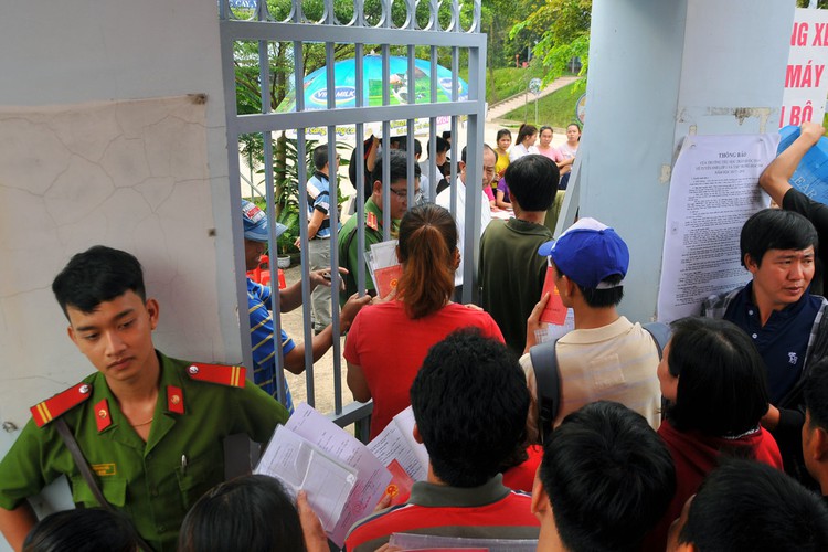 In Vietnam, parents go sleepless to sign children up for grade school