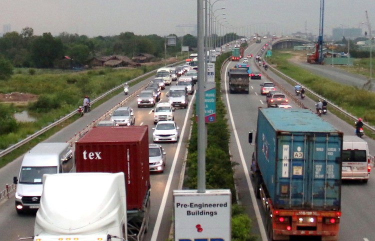 Serious congestion frustrates commuters on southern Vietnam expressway