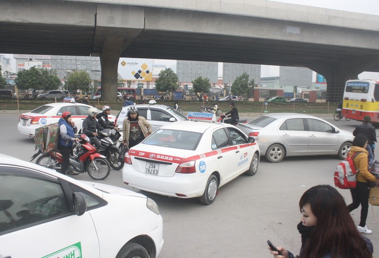 Hanoi taxis fear bankruptcy in light of proposed regulation
