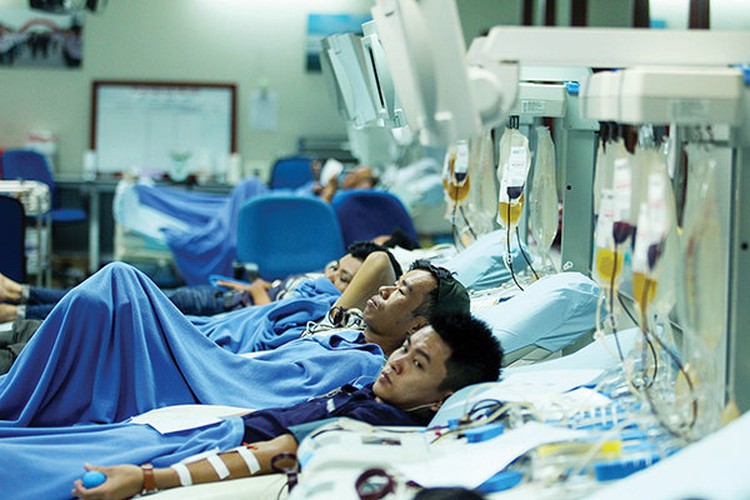 In Vietnam, cash-strapped youths donate platelets for money