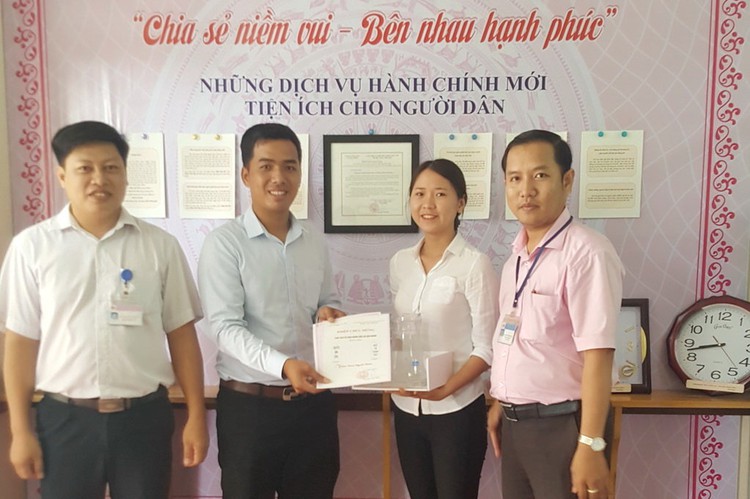 Da Nang commune administration runs special program to congratulate local newlyweds