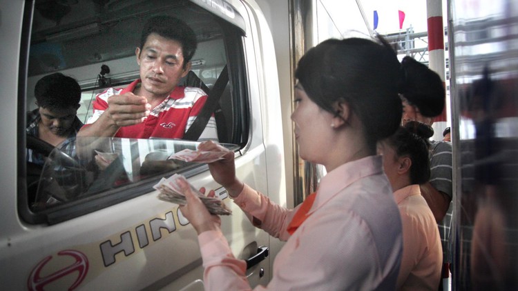 BOT tollgate in Tien Giang to lower fee amidst fierce opposition