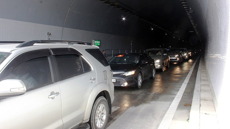 ​Mountain tunnel open to traffic in south-central Vietnam
