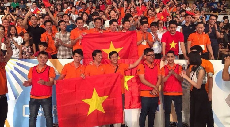 ​Vietnamese students crowned champions at Robocon 2017