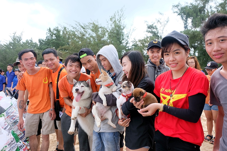 500 Vietnamese backpackers collect garbage on southern Vietnamese beach