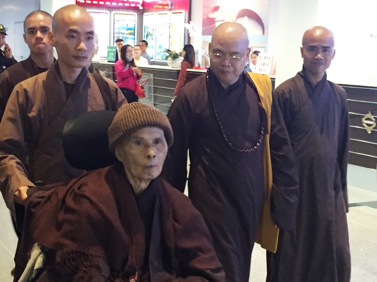 Recovering Zen master Thich Nhat Hanh seeks rest in Vietnam