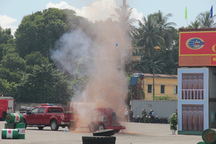 Nearly 300 take part in anti-terror drill at Da Nang port