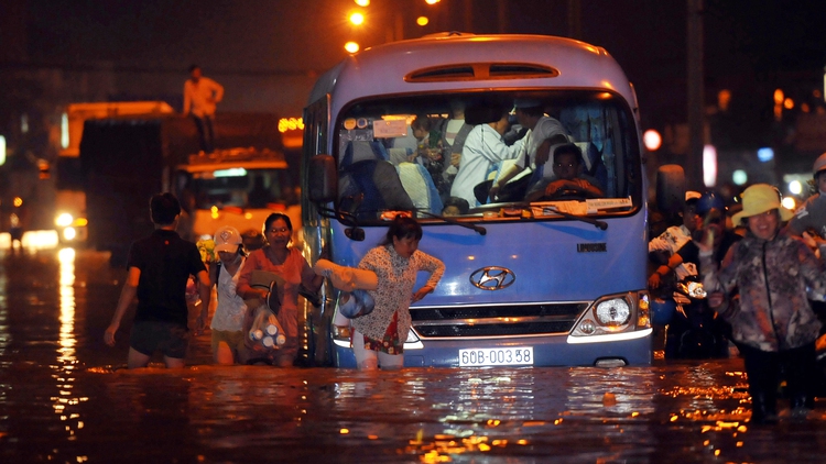 National highway becomes ‘river’ following downpour in southern Vietnam