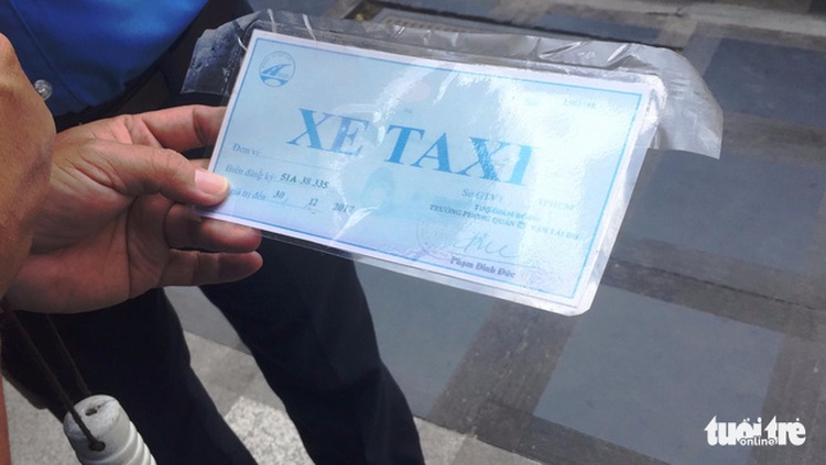 Unlicensed cabbie threatens traffic inspector with paper knife in Ho Chi Minh City
