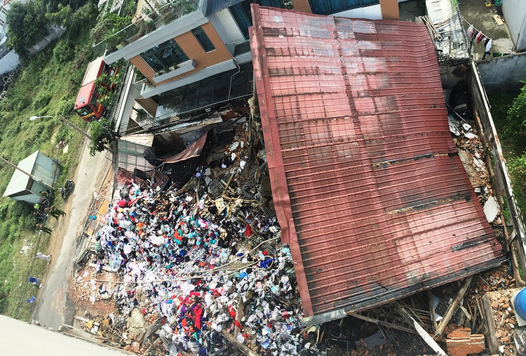 Wall of burning house collapses, kills firefighter in Ho Chi Minh City