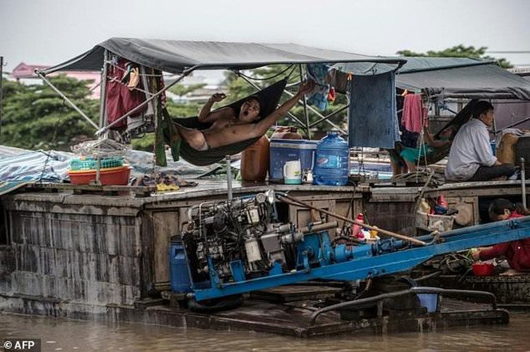 Vietnam floating market struggles to stay above water