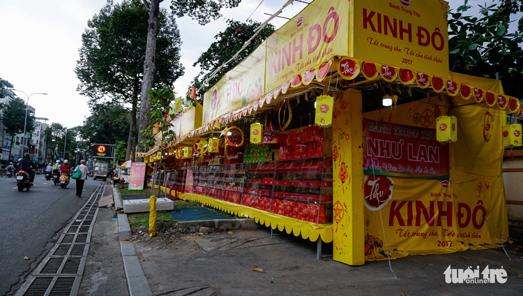 Mooncake stands occupy sidewalk in Ho Chi Minh City district