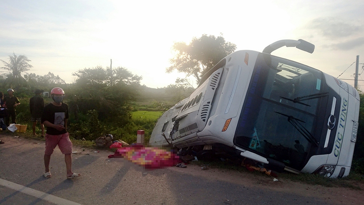 Two die in head-on crash involving sleeper bus in south-central Vietnam
