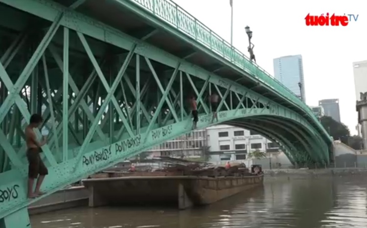 Large cracks appear on French-era Mong Bridge in Saigon