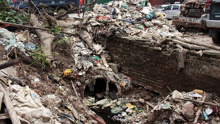 Garbage piles up, poses serious threat in Hanoi