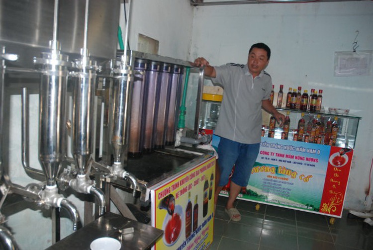 Vietnamese teacher revives traditional fish sauce craft