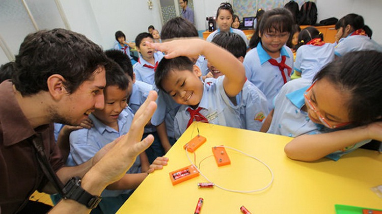 Should music, smart boards be banned in English teaching?