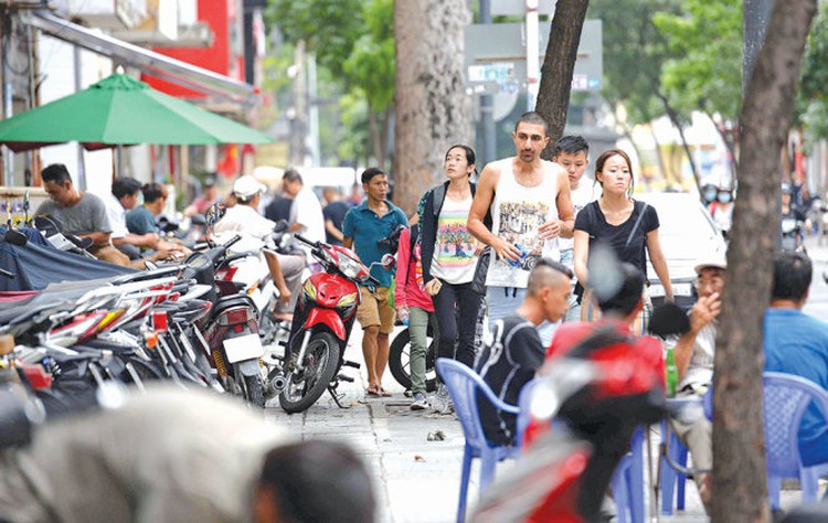 ​Doan Ngoc Hai urges demotion of ward leader for inactivity during ‘sidewalk clearing’ drive