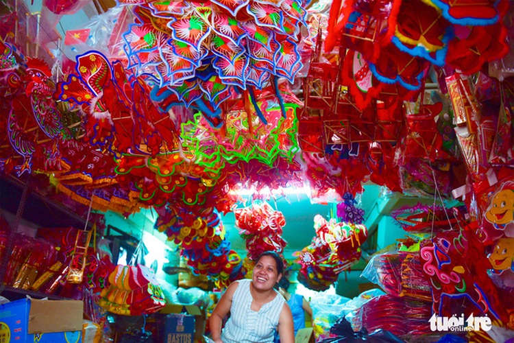 50-yr-old lantern village busy as Mid-Autumn Festival nears