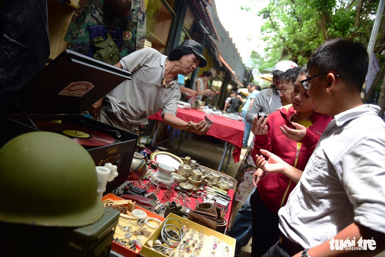 Saigon antique market connects past and present