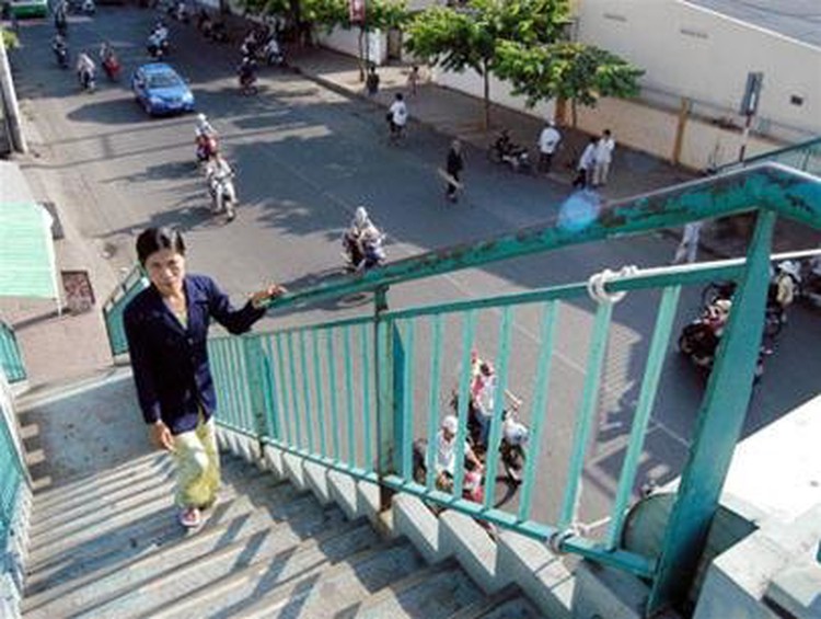 Pedestrian bridges underused in Ho Chi Minh City