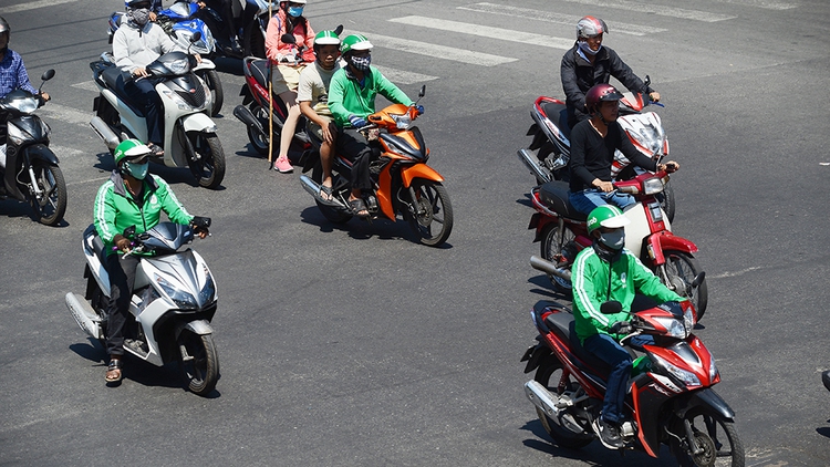 GrabBike driver attacked by ‘xe om’ group near Ho Chi Minh City bus station