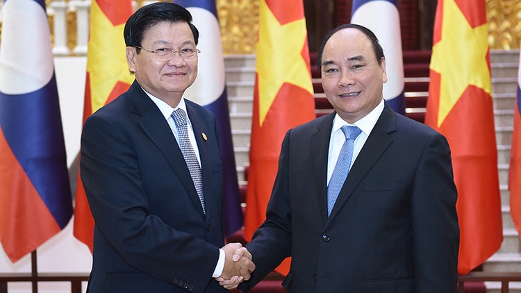 Vietnamese, Laotian premiers discuss bilateral cooperation in Hanoi