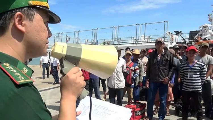 239 Vietnamese fishermen held for illegally fishing in Indonesia arrive home