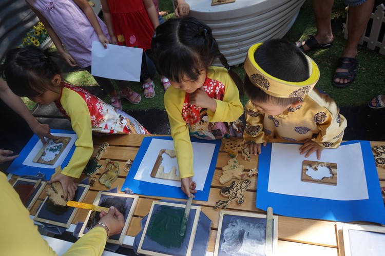 Reviving Vietnam’s folk art of Dong Ho woodcut painting