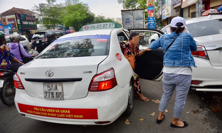 Vietnam ministry requests probe into cabs carrying anti-Uber, Grab messages