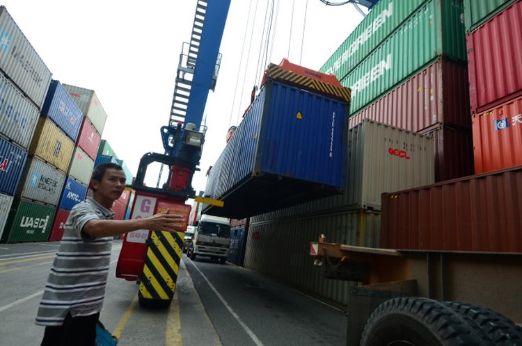 Ho Chi Minh City customs officers nabbed for aiding illegal export