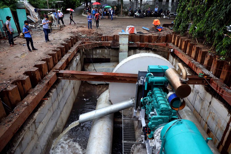 Garbage-filled sewers to blame for ineffective operation of Saigon anti-flood pump: operator